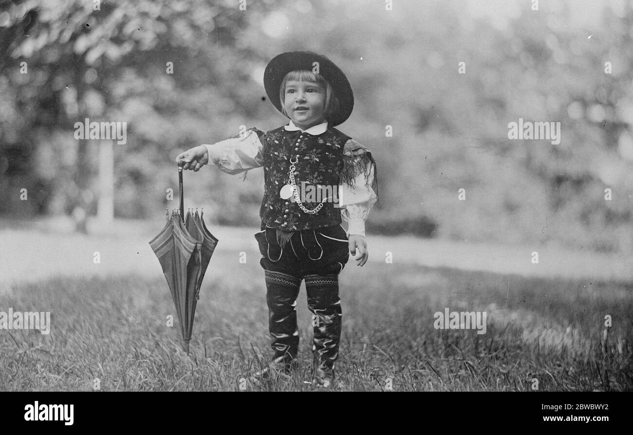 Nuova fotografia del giovane Principe ereditario di Jugoslavia il Principe ereditario di Jugoslavia , che ha recentemente celebrato il suo terzo compleanno , nel tipico costume di gala di un contadino sloveno 17 ottobre 1925 Foto Stock