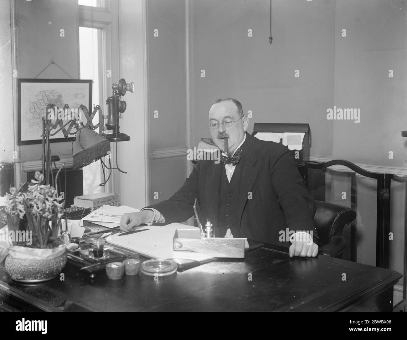 Scatola di Natale per il ritiro dell'agente conservatore principale . Alla fine dell' anno prende effetto la dimissione di Sir H Blain in qualità di agente principale del Partito conservatore. Gli è stato appena presentato un sigaro scatola d'argento presso l'Ufficio Centrale . Sir Blain con la scatola del sigaro . 22 dicembre 1926 Foto Stock