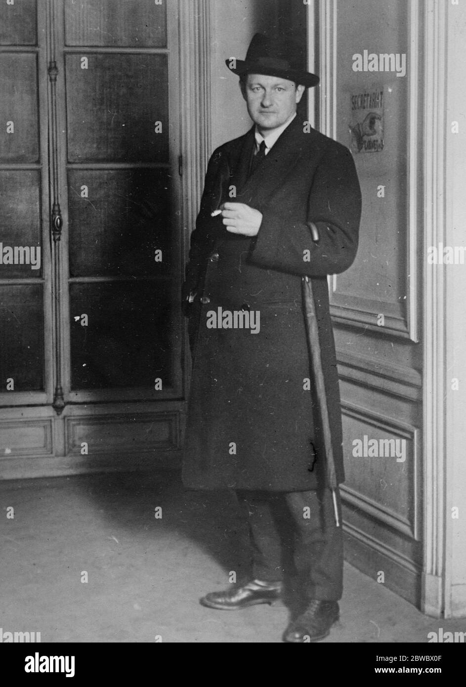SIG. A A ABC. Una fotografia speciale del Capitano Arthur presso la sede della polizia di Parigi . 2 dicembre 1924 Foto Stock