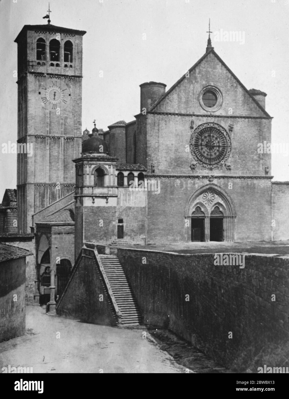 Un potenziale miracolo di San Francesco che rompe la prigionia volontaria in Vaticano , Papa Pio XI intende lasciare il Vaticano per la prima volta il prossimo anno . Nel 7° centenario della morte di San Francesco d'Assisi , visiterà Assis per pregare presso la tomba del santo, le chiese inferiore e superiore di San Francesco, ad Assisi, il 3 dicembre 1925 Foto Stock