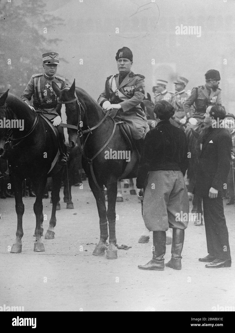 Secondo anniversario della marcia del Facista a Roma Signoir Mussolini ha recensito la Milizia del Facist a Milano , dove si è tenuta la cerimonia di giuramento nel secondo anniversario della marcia di Roma, 3 novembre 1924 Foto Stock