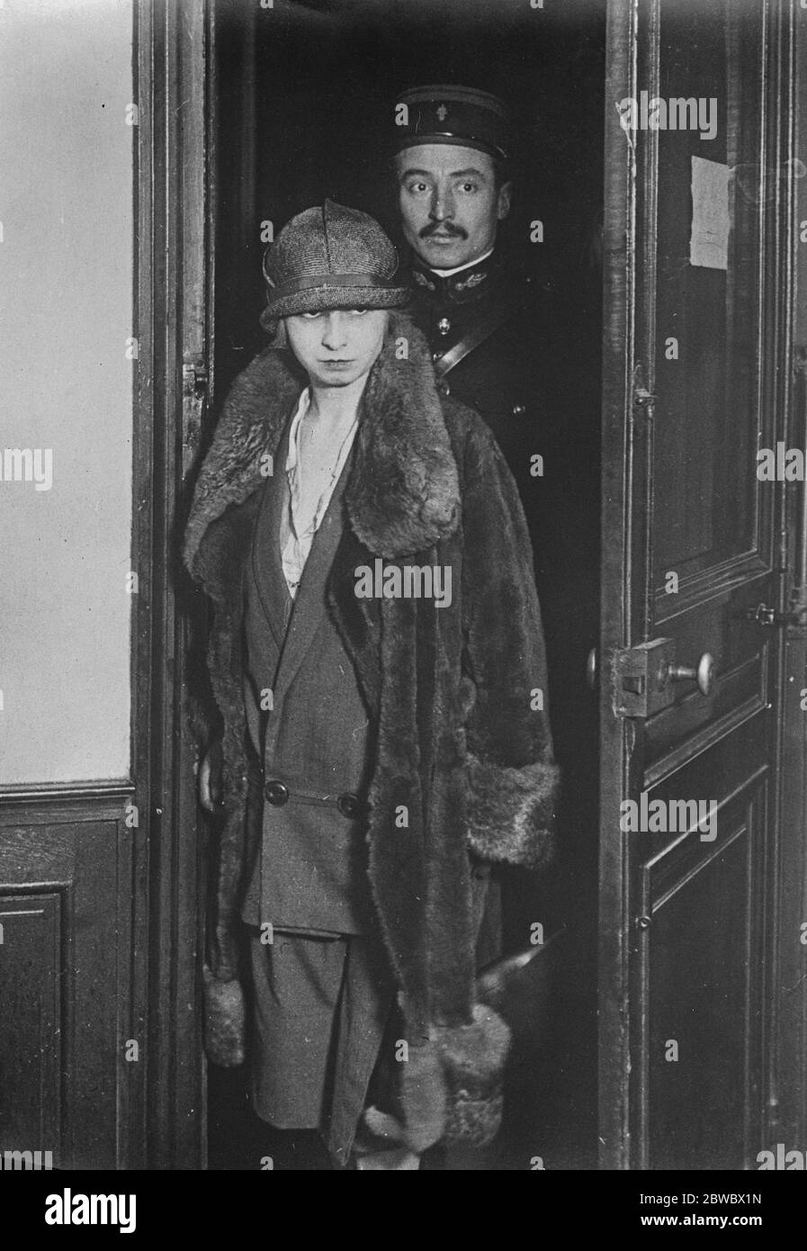 Ragazza in carica spia . Andree Lefebyre , il ballerino , arrestato in occasione dell' accusa di spionaggio francese contro tre inglesi , giungendo all' ufficio del magistrato di Parigi per confrontarsi con gli imputati . 6 febbraio 1926 Foto Stock