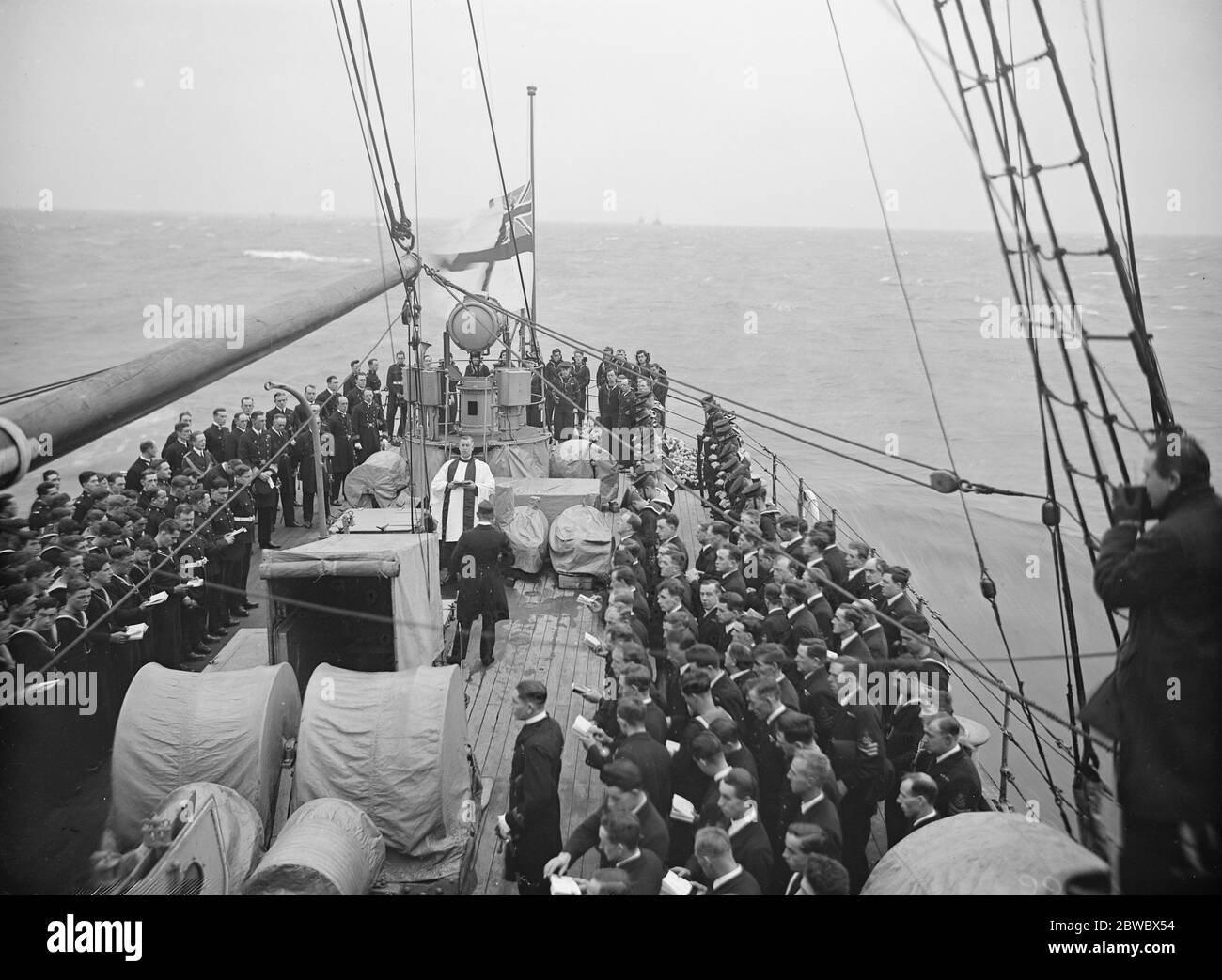 Servizio di memoria fuori punto di partenza per HMS M1 Vista generale della cerimonia a bordo di HMS Maidstone . 19 novembre 1925 Foto Stock