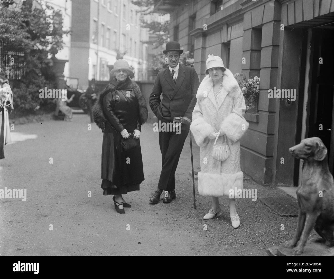 Festa di tennis di Lady Wavertree al Sussex Lodge , in aiuto di Associazione Bambini non validi . Grace , Lady Newborough ( a destra in lungo cappotto bianco ) . 6 luglio 1924 Foto Stock