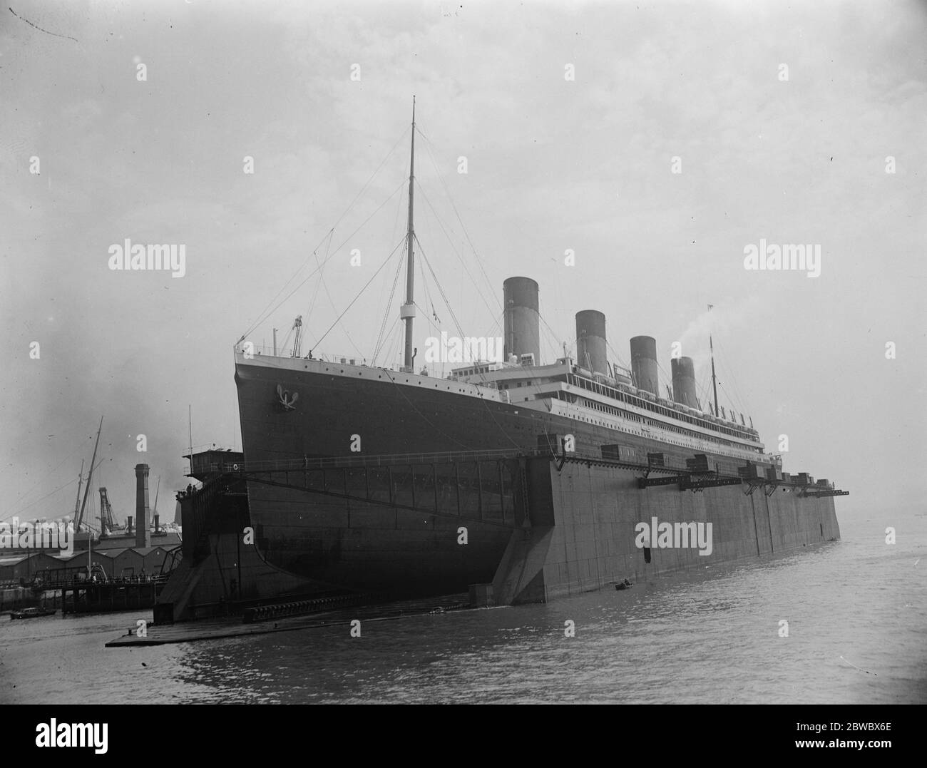 Olympic entra nell'enorme molo galleggiante di Southampton . 12 luglio 1924 Foto Stock