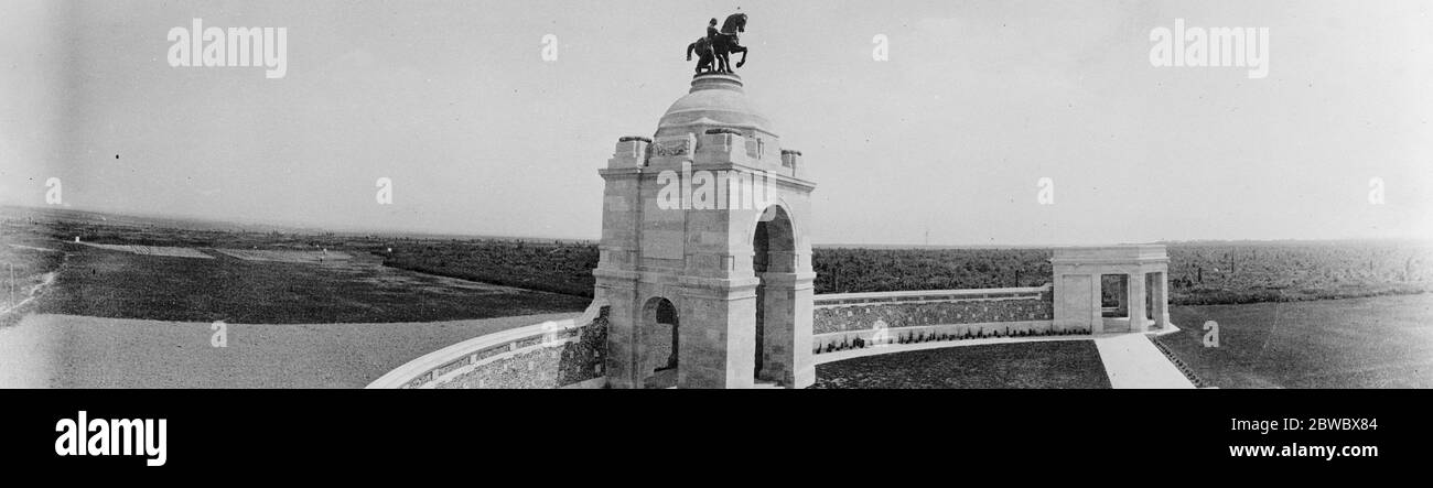 Memoriale di guerra sudafricano a Delville Wood da scoprire . Vista dell'arco che fa parte del memoriale . 8 ottobre 1926 Foto Stock