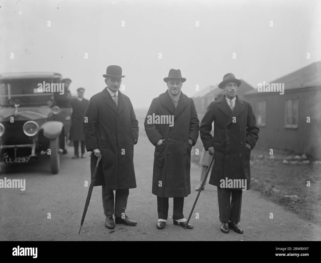 Sir Samuel Hoare visita Cardington (Bedford) stazione di navi aeree. Da sinistra a destra : Sir Jeffrey Salmon , Sir Samuel Hoare e Sir P Sassoon , guardando i capannoni che devono essere ingranditi . 18 novembre 1924 Foto Stock