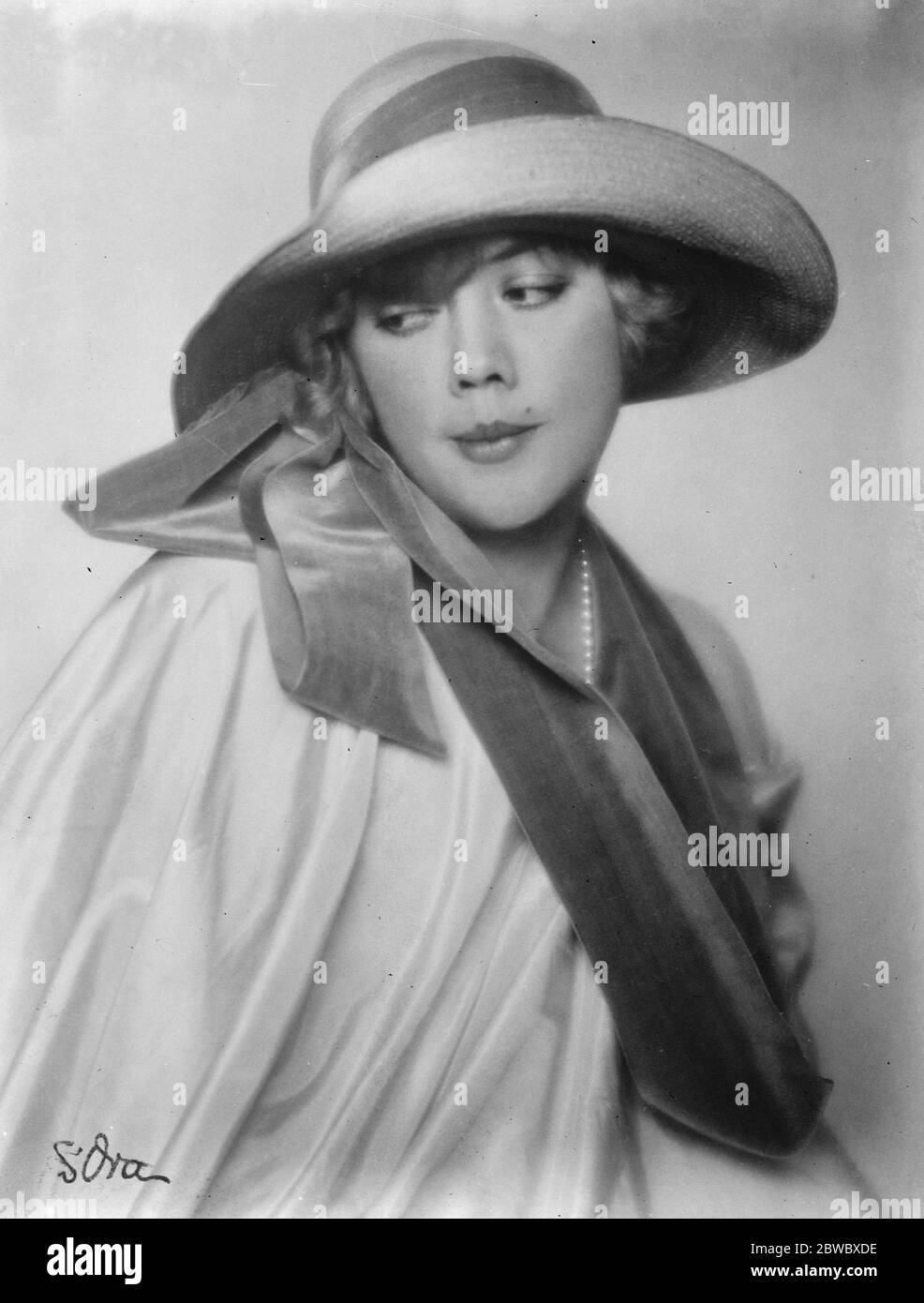 Pronto a sacrificare la sua fortuna per la Francia . Mme Henry , che si è offerto di mettere tutta la sua fortuna a disposizione del governo francese , se una dozzina di altri milionari seguiranno il suo esempio . 25 novembre 1925 Foto Stock