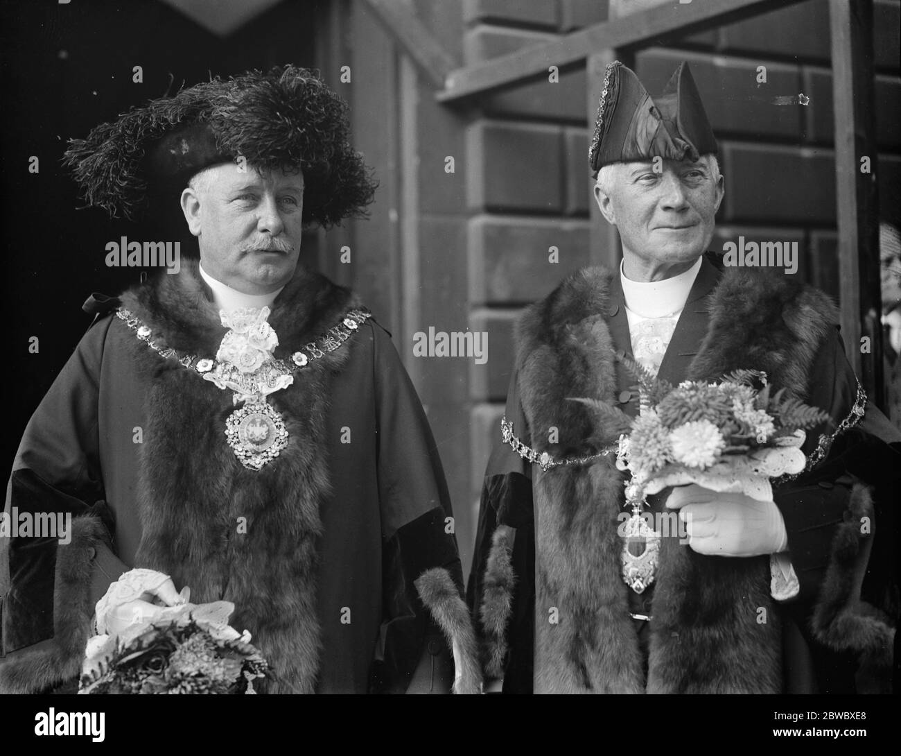 Il nuovo sindaco di Londra dopo la sua elezione . Sir Alfred Louis Bower (a destra) fotografò nelle sue vesti di incarico dopo la sua elezione a Lord Mayor di Londra , con il Lord Mayor in pensione, Sir Louis Arthur Newton , Bt , presso la Guildhall . 9 settembre 1924 Foto Stock