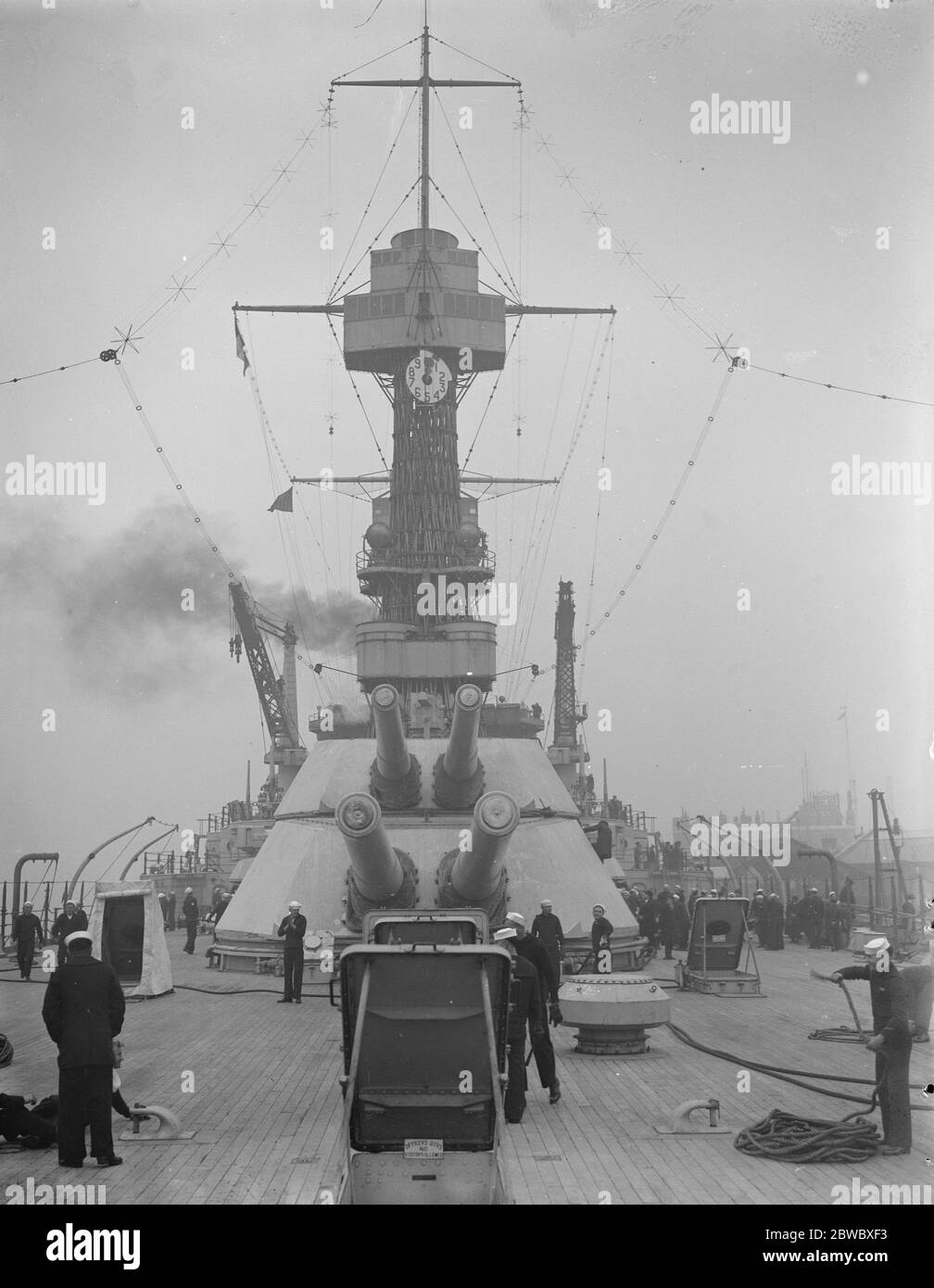 Il Colerado , la nave da guerra elettrica d'America arriva a Portsmouth . Una vista presa dall'arco che guarda a poppa e mostra le pistole della nave da guerra e i montanti a reticolo caratteristici delle navi da guerra americane . 7 gennaio 1924 Foto Stock