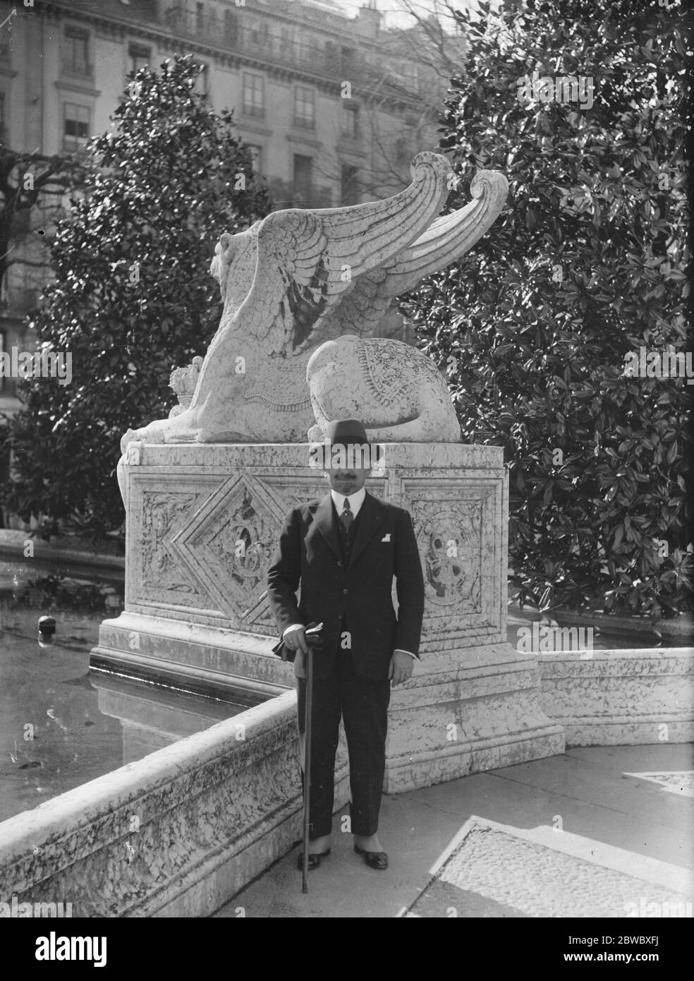 Il Presidente della Lega delle nazioni Senor Affonso Costa del Portogallo , il neo eletto presidente della Lega delle Nazioni , fotografato in piedi dalla statua di un drago a Ginevra . 11 marzo 1926 Foto Stock