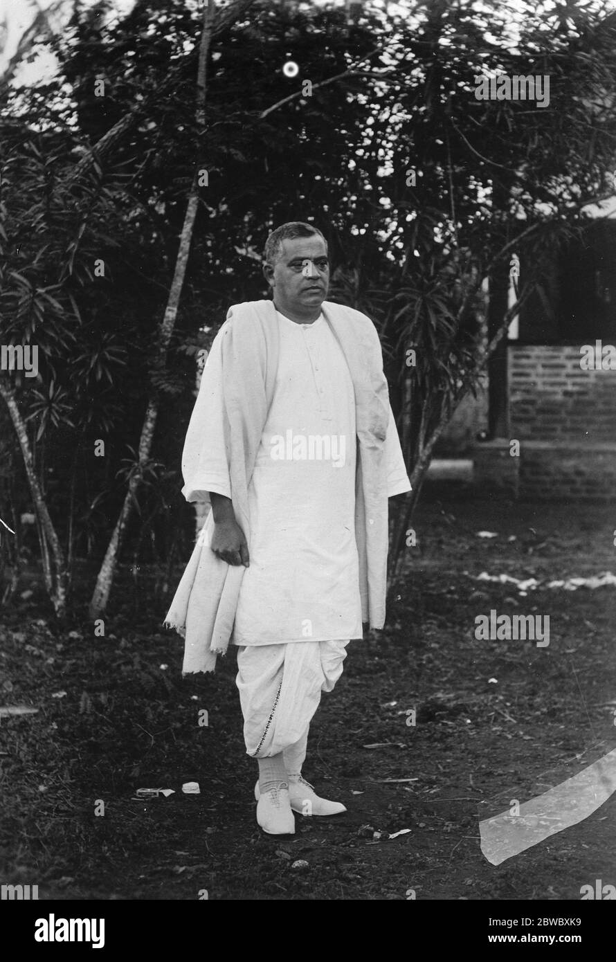 Un estremista in un costume da spun domestico. T. R Phookan, MLA, leader Swarajist di Assam, E presidente del Comitato di accoglienza del Congresso Nazionale Indiano 41 a sessione a Gauhati , fotografato nel suo costume di khaddar puro (homespun) in cui si è rivolto al Congresso sostenendo l'atteggiamento estremista di distruggere la costituzione . 11 gennaio 1927 Foto Stock