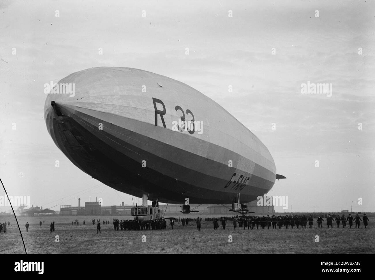 Primo volo di un aereo britannico per oltre tre anni . R33 lascia l'Aerodromo di Cardington . 2 aprile 1925 Foto Stock