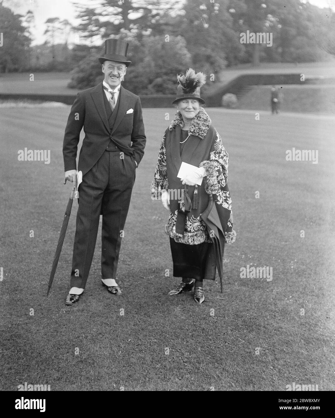 Il Bluebell Garden Party . Lady Waring a casa a Foots Cray Place , Kent . Captain Harold Waring, CBE, e la SIG.RA T S Hall. 26 maggio 1924 Foto Stock
