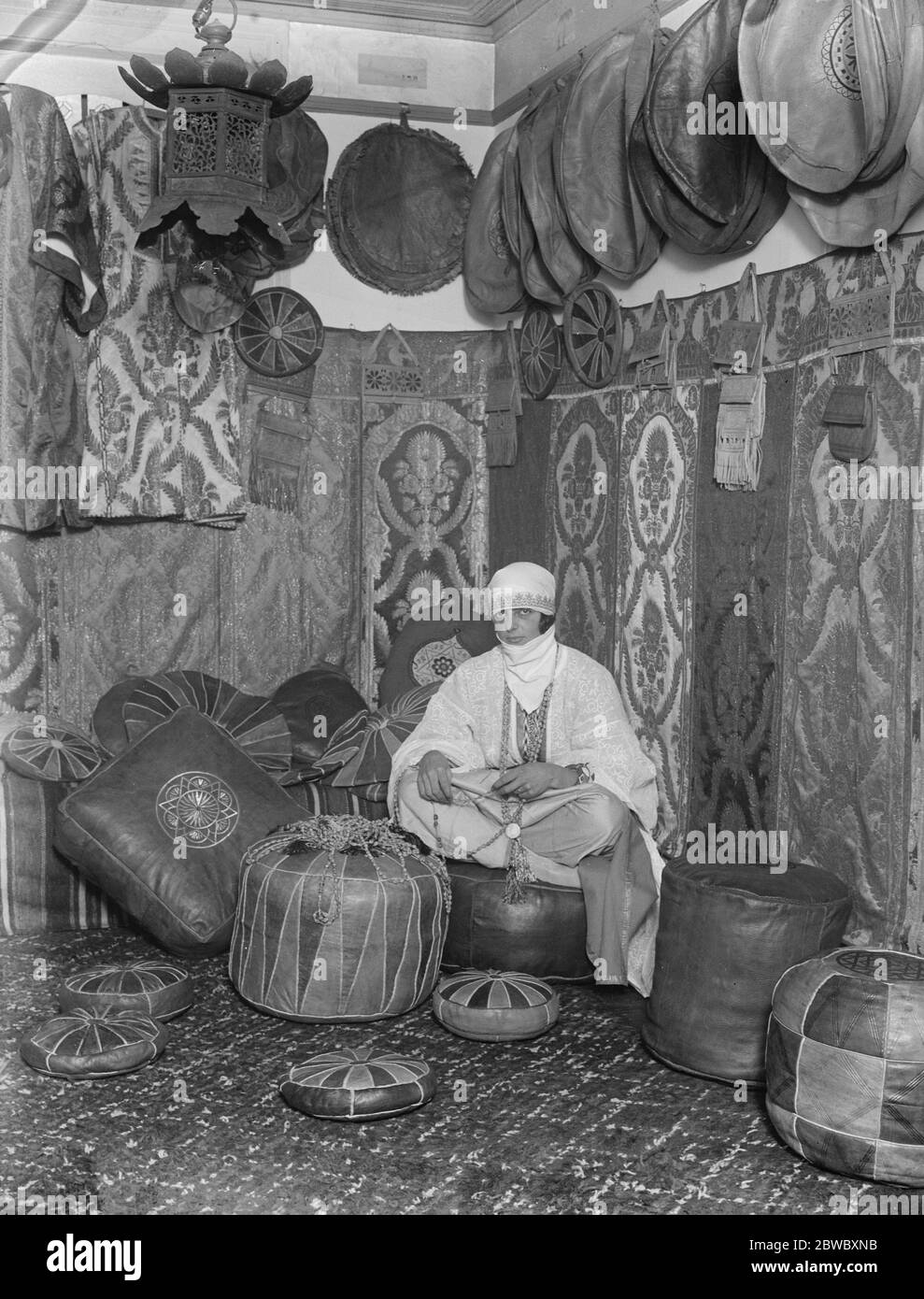 L' Hon Cicely Molesworth al 'Little Market' in stile moresco in Walton Street, Chelsea. L' Hon Cicely Molesworth indossa un abito moresco nel 'piccolo mercato' , mostrando i bellissimi arazzi . 29 ottobre 1925 Foto Stock