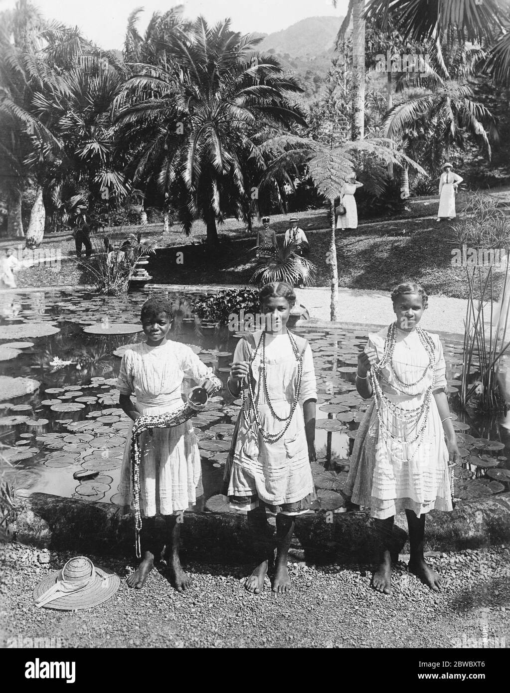 Famiglia nativa per compiacere il Duca e la Duchessa . Una foto della Giamaica , che mostra tre ragazze native nei Giardini Castleton , vendendo nettoletti di perle , per cui c'è stata una domanda enorme tra la popolazione femminile nativa . 25 gennaio 1927 Foto Stock