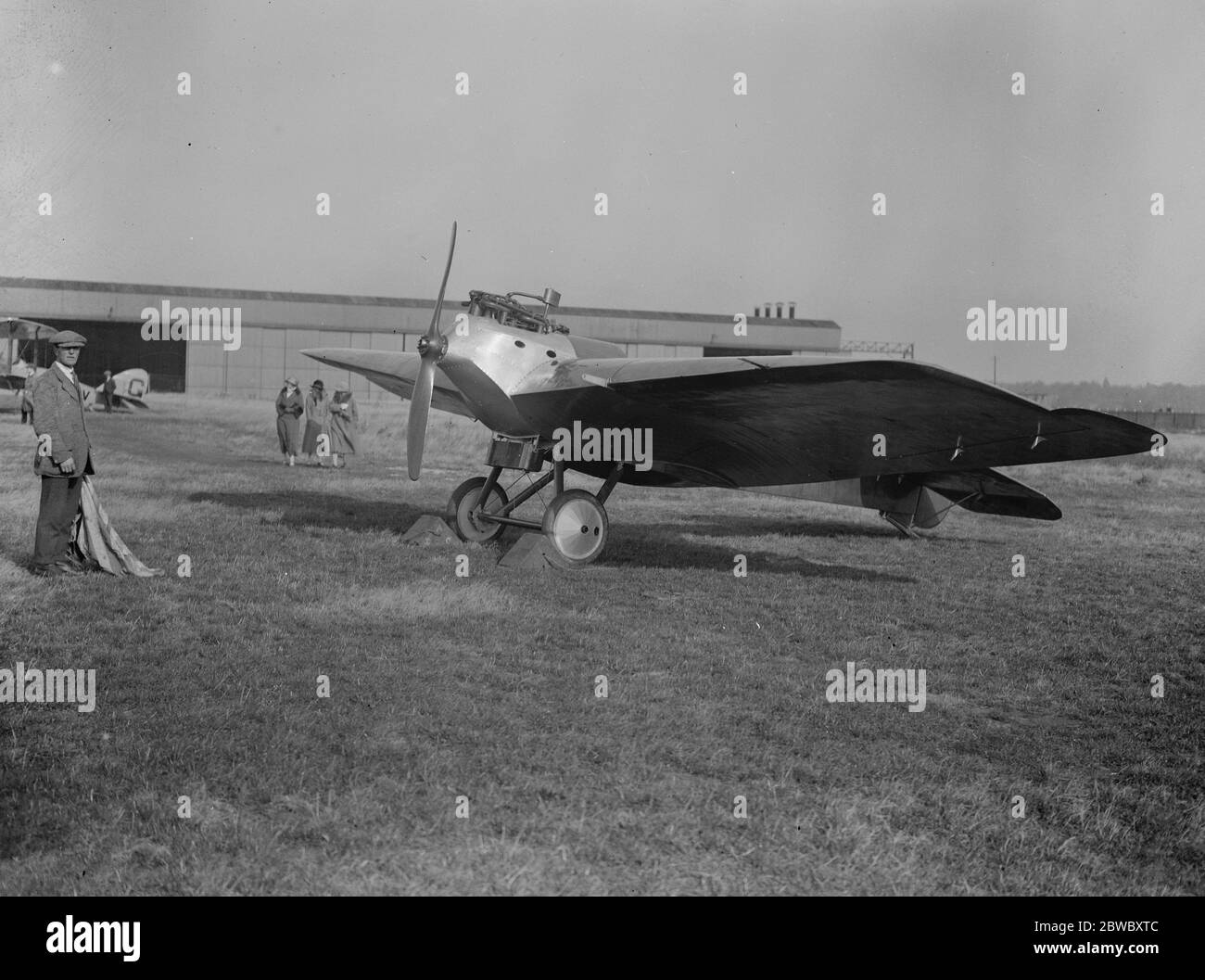 Il signor F Courtney prova un aereo come un' auto laterale' a Croydon Major Cooper costruito la macchina e ha adottato l' idea unica di trasportare il passeggero in una macchina laterale costruita nell' ala portuale nel suo giardino posteriore, vista la macchina, Mostra la profondità dell'enorme ala a forma di uccello 16 Ottobre 1923 Foto Stock