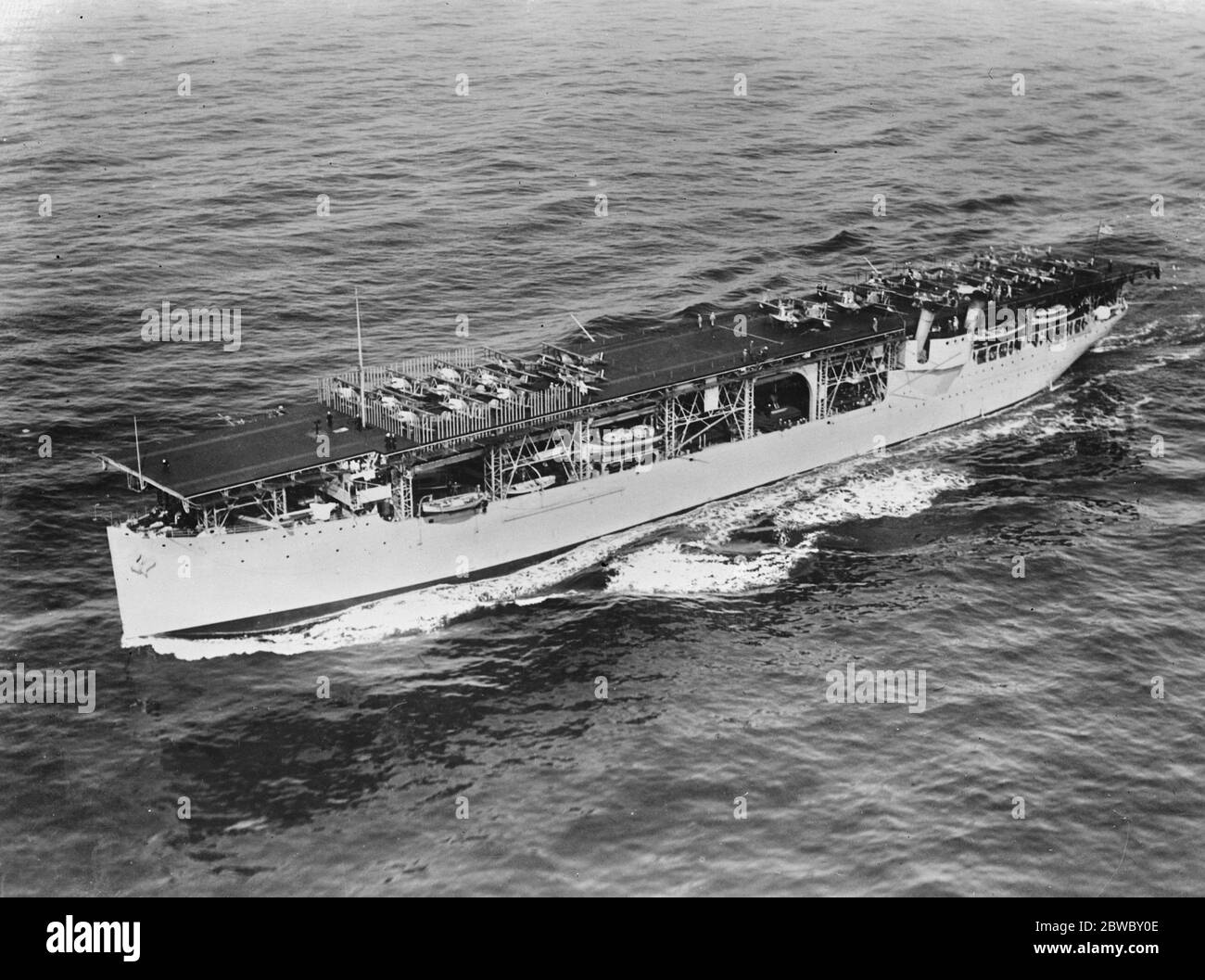 La notevole portaerei d'America . La portaerei statunitense Langley che naviga al largo della costa californiana per le manovre navali . Ha 30 aerei , di vario tipo , sul ponte di atterraggio . 14 marzo 1927 Foto Stock