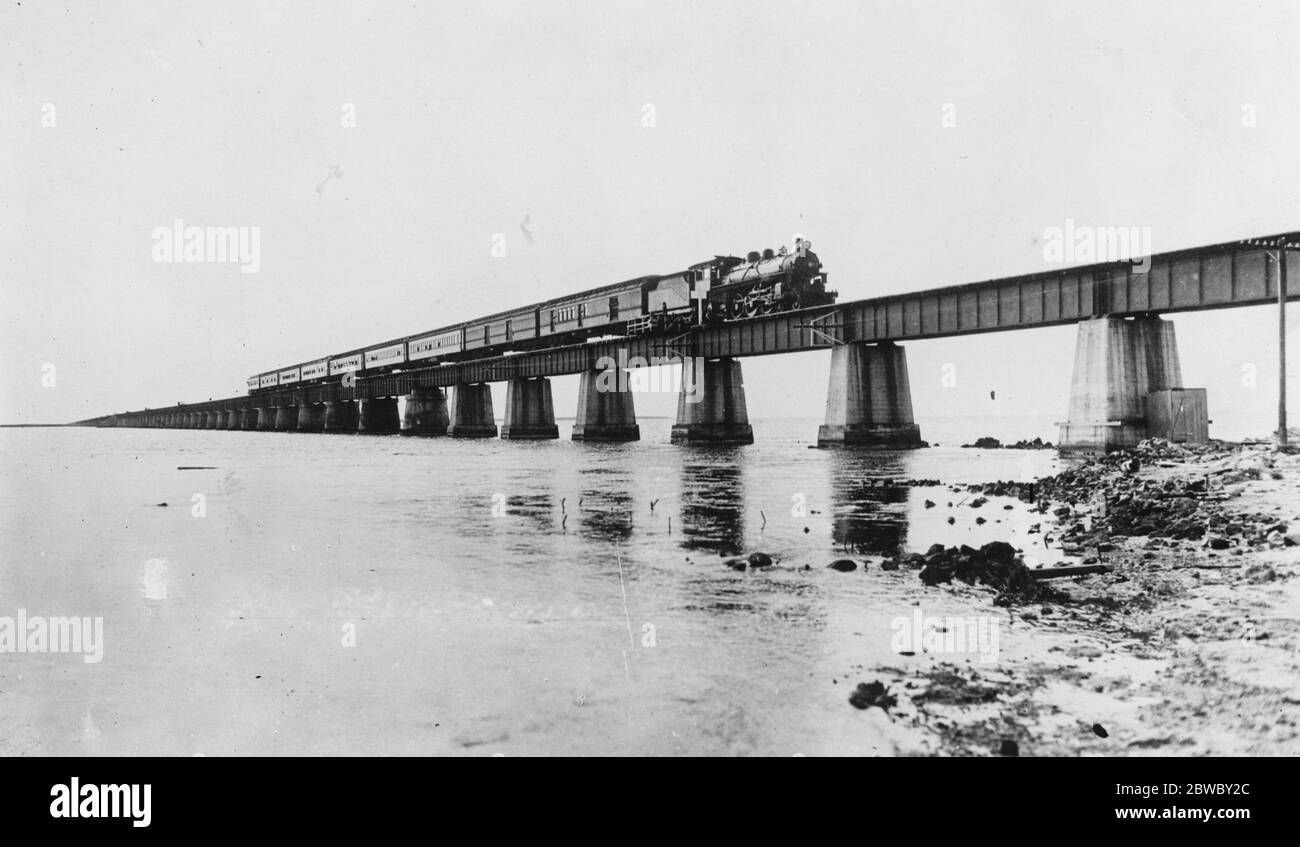 Rotto attraverso in molti luoghi dall'uragano della Florida. Il famoso volantino della Florida East Coast Railway che attraversa una sezione del prolungamento di 7 miglia che collega la Florida continentale con Key West . 22 settembre 1926 Foto Stock