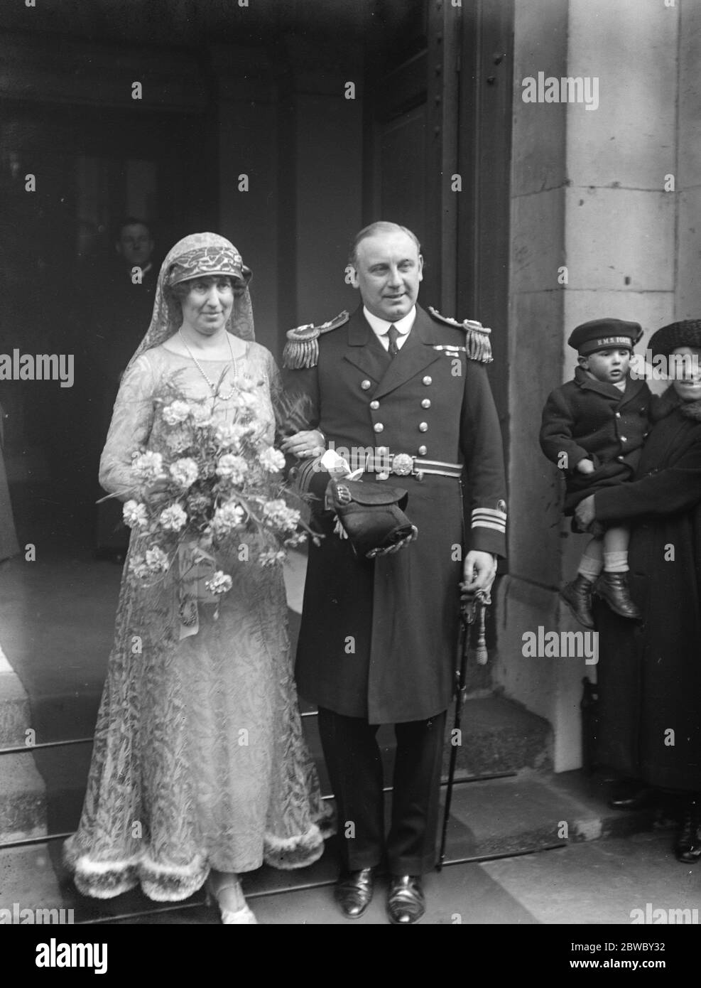 La cugina di Lady Edward Spencer Churchill sposa . Il matrimonio di Lt COM Harold Owen Joyce , DSC , RN , e di Mrs Arthur Dashwood , cugina di Lady Edward Spencer Churchill , si è svolto a St George's , Hanover Square . Sposa e sposo che lasciano la chiesa . 19 febbraio 1924 Foto Stock