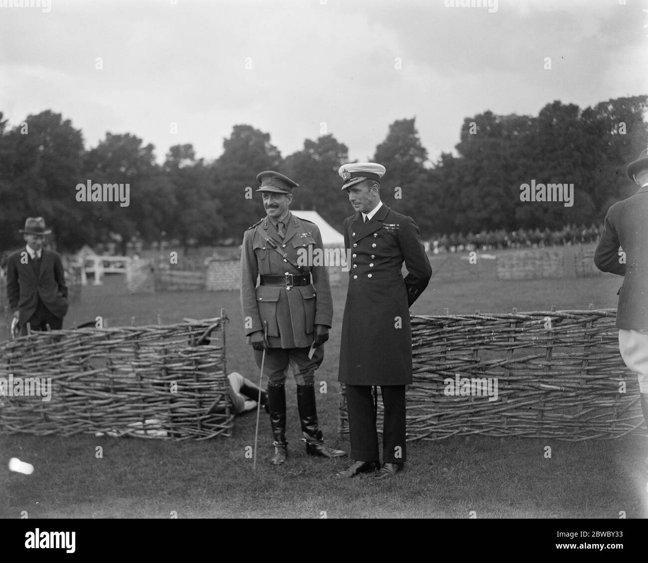 19° campo Brigata Royal Artigliery sport montati a Preston Road . Il capitano Hon Visconte Curzon , CBE , MP , RNVR , chattando con il colonnello H R Peck , CMG , DSO , RA , che erano i due giudici . 15 agosto 1924 Foto Stock