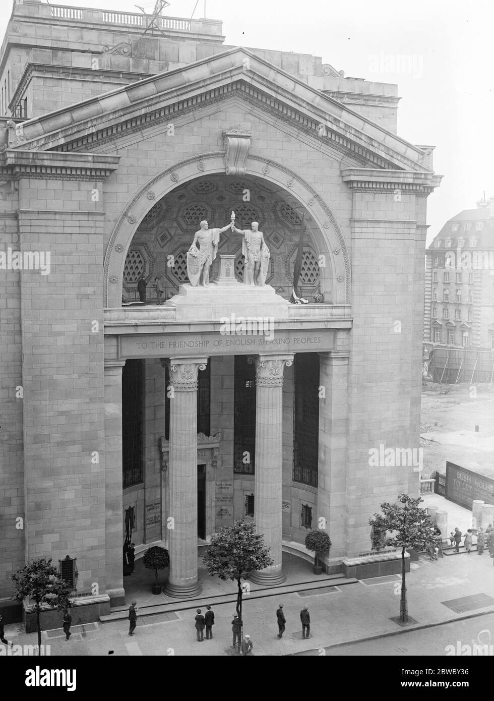 Earl Balfour svela il gruppo di sculture a Bush House , Strand . 4 luglio 1925 Foto Stock