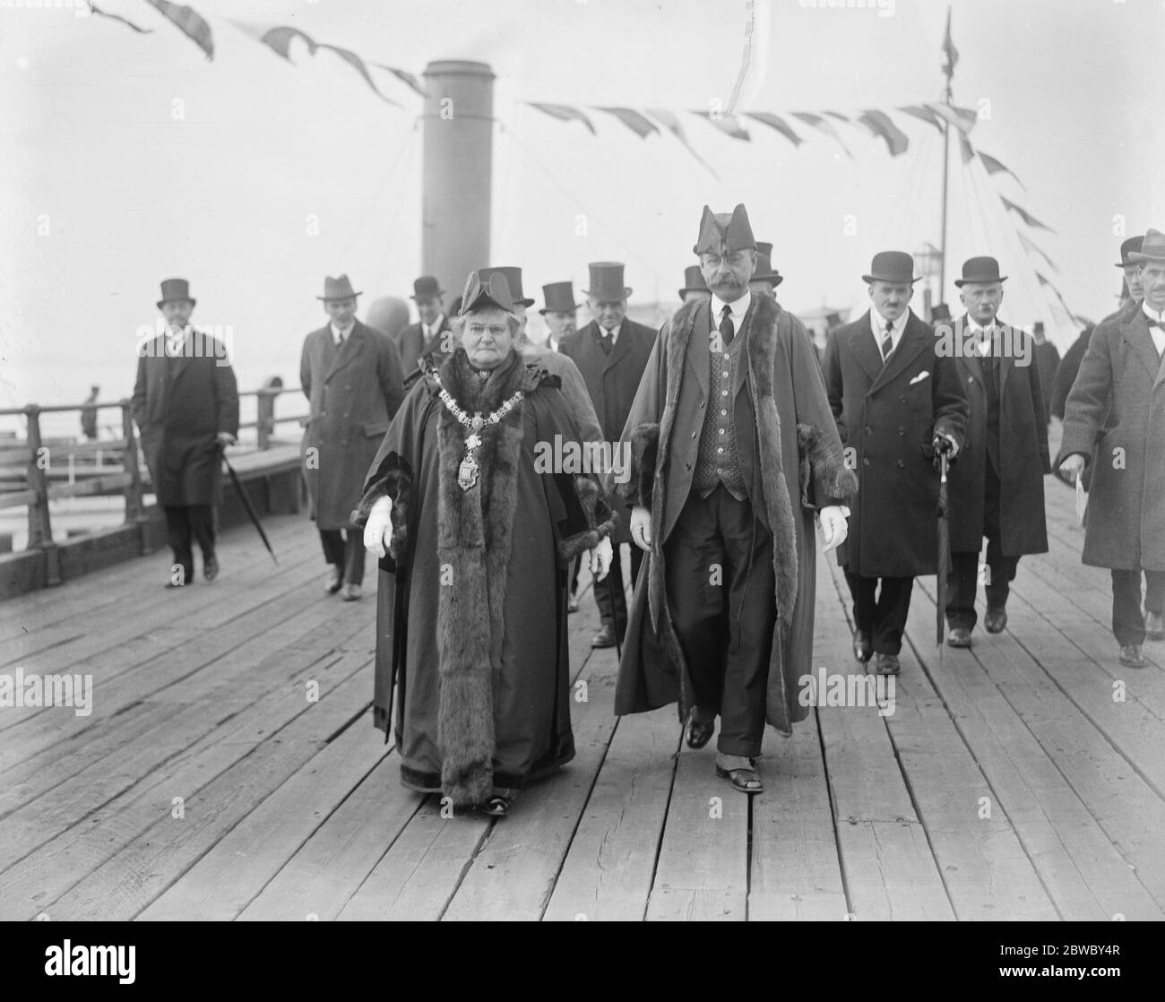 Il principe George apre un nuovo servizio di traghetto ferroviario a Harwich, il consigliere Lucy Hill , il sindaco di Harwich che ha ricevuto il principe Giorgio a Felixstowe , camminando sul molo a Felixstowe il 24 aprile 1924 Foto Stock