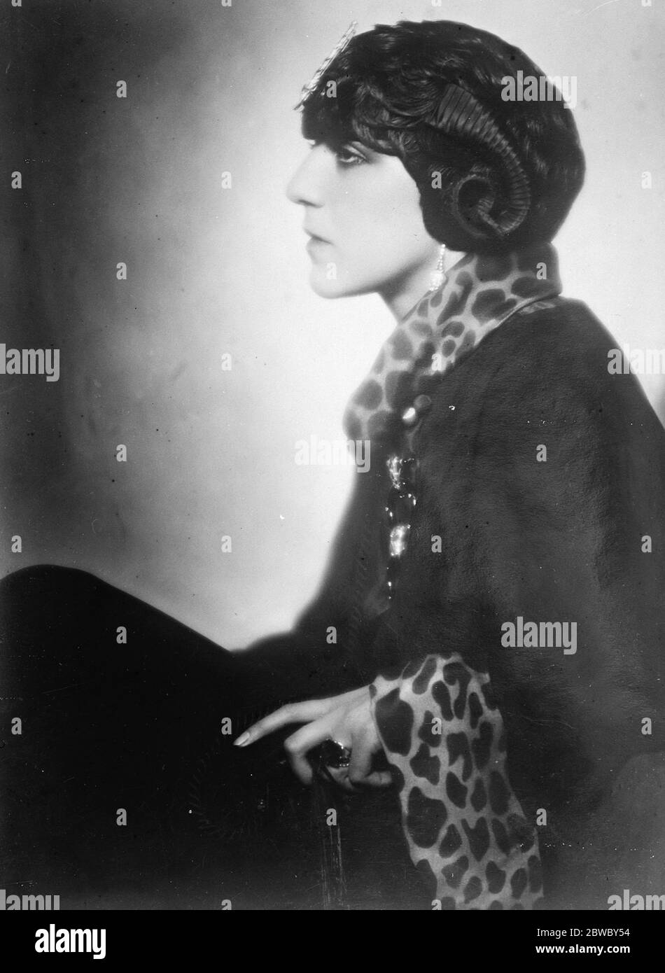 Leader di moda femminile . Mme Kostio de Warkoffska , il noto leader e noto motorista della Società Russa , residente a Parigi , indossa un cappellino e un cappellino da auto di Poiret . 28 agosto 1925 Foto Stock