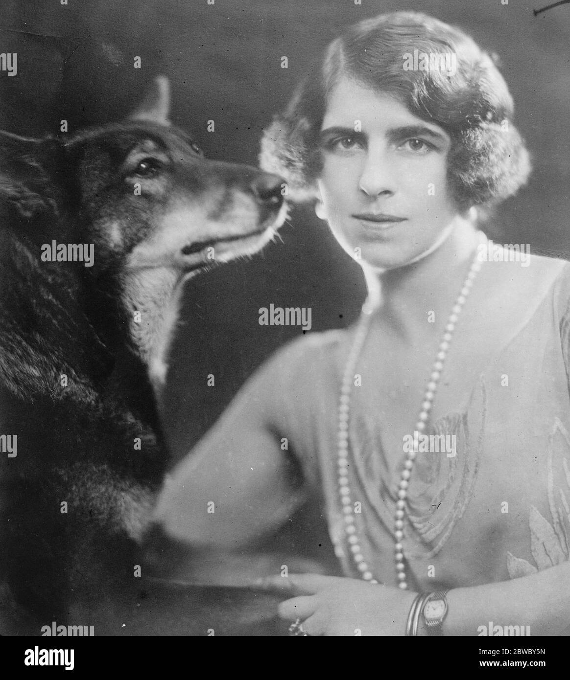 La Principessa della Corona di Romania e i suoi cani premiati si riferisce che la Principessa della Corona di Romania , Che è presidente del club di allevamento rumeno , ha significato la sua intenzione di non partecipare ad altre competizioni , come dopo precedenti successi , ha recentemente portato dei premi in praticamente ogni sezione 30 marzo 1925 Foto Stock