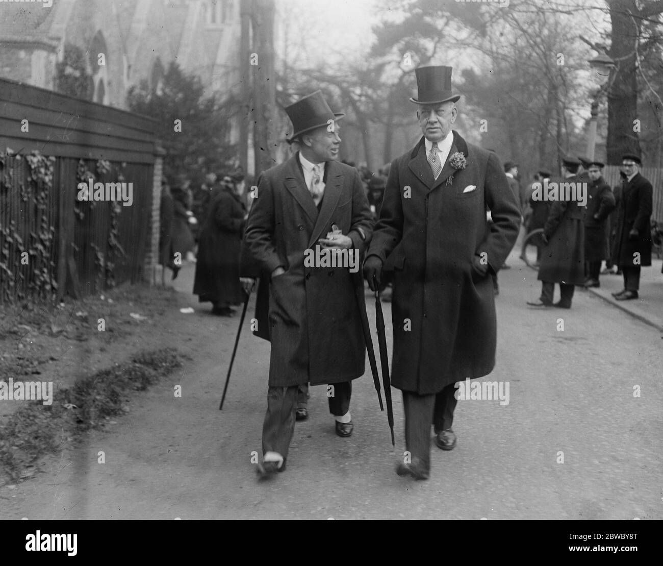 Sposa americana per il figlio di Lord Northbourne . Il matrimonio si è svolto presso la Chiesa di Cristo , East Sheen , della Hon W e C James con la signorina K Nickerson . L'ammiraglio Campbell (a destra) con il comandante dell'ala Louis Greig, CVO . 4 marzo 1925 Foto Stock