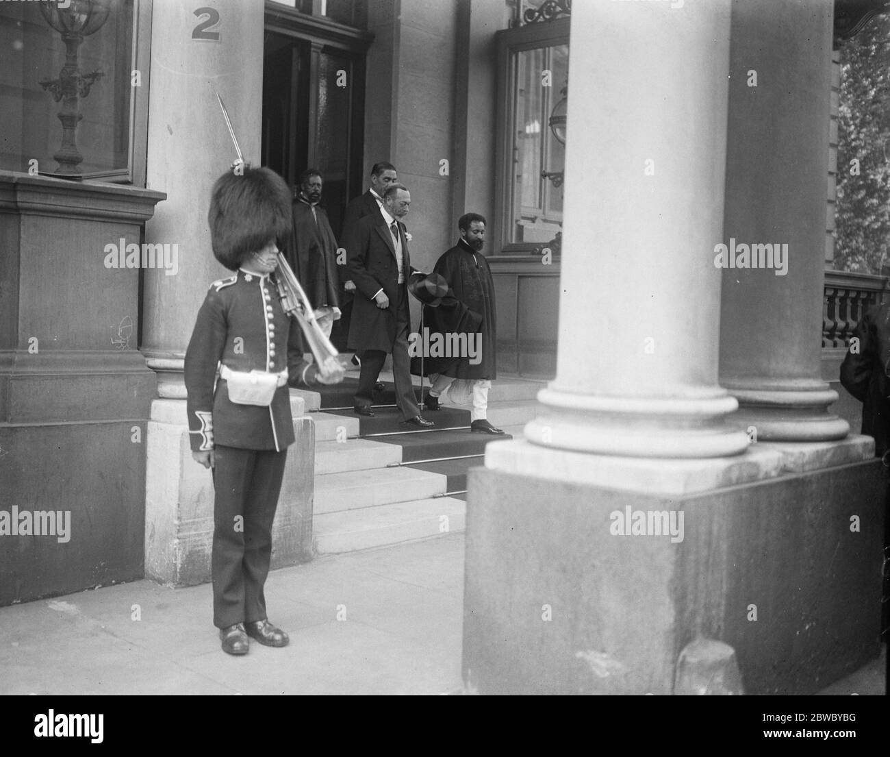 Il Re e Ras Taari partono 2 , porta Alberto . 8 luglio 1924 Foto Stock