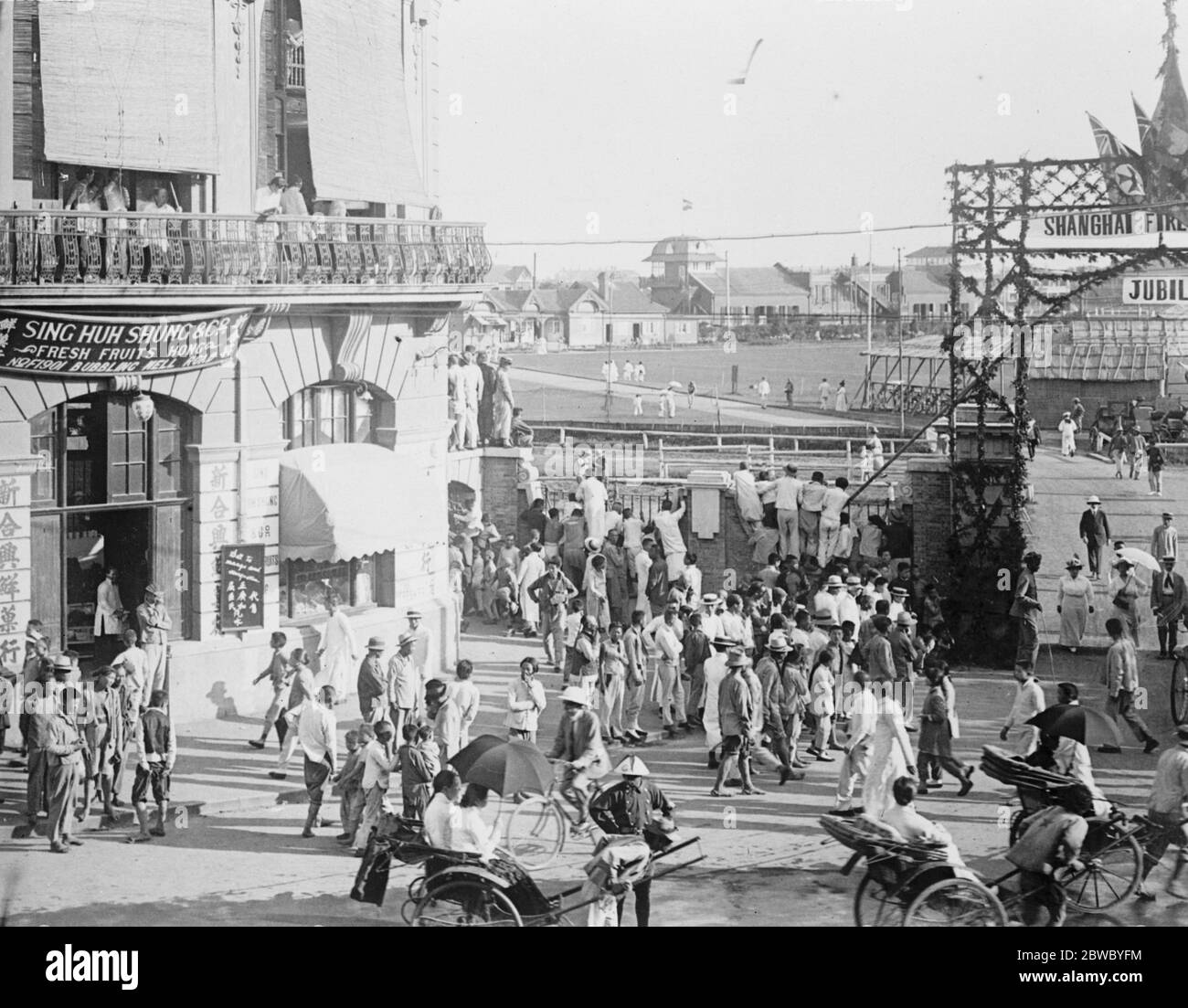 Luogo d'incontro dei Malcontenti cinesi . L'ingresso al circuito di Shanghai . 14 gennaio 1927 Foto Stock