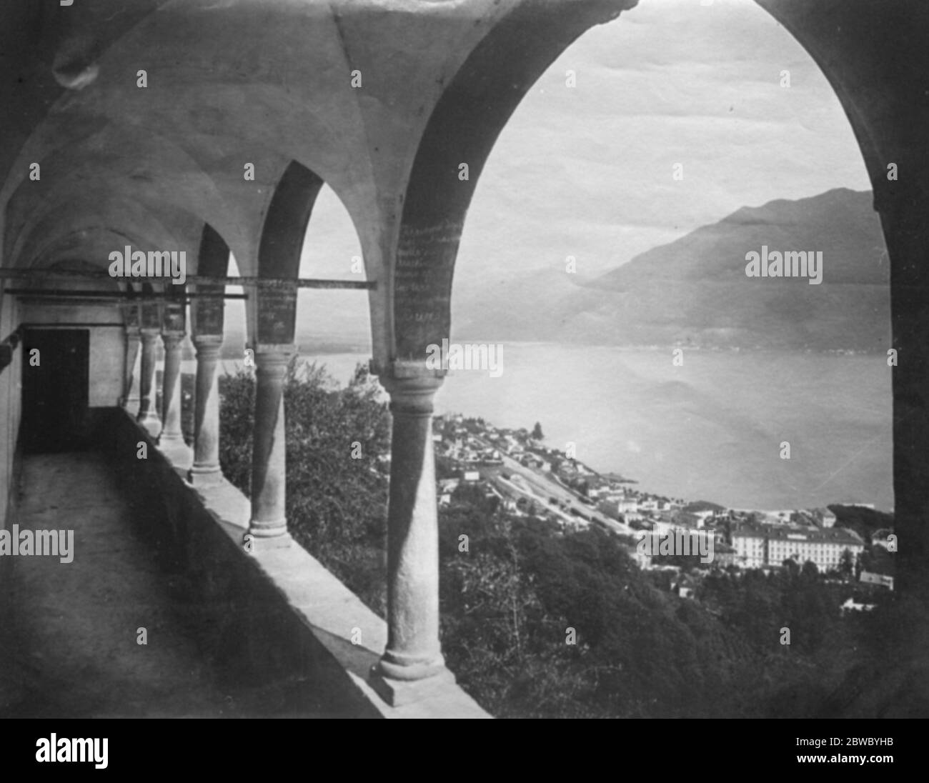 Dove si terrà la conferenza sul patto di sicurezza . La Conferenza sul Patto di sicurezza si aprirà probabilmente a Locarno . Una veduta generale della città e del lago maggiore dai chiostri della famosa Chiesa del pellegrinaggio della Madonna del Sasso . 1 ottobre 1925 Foto Stock