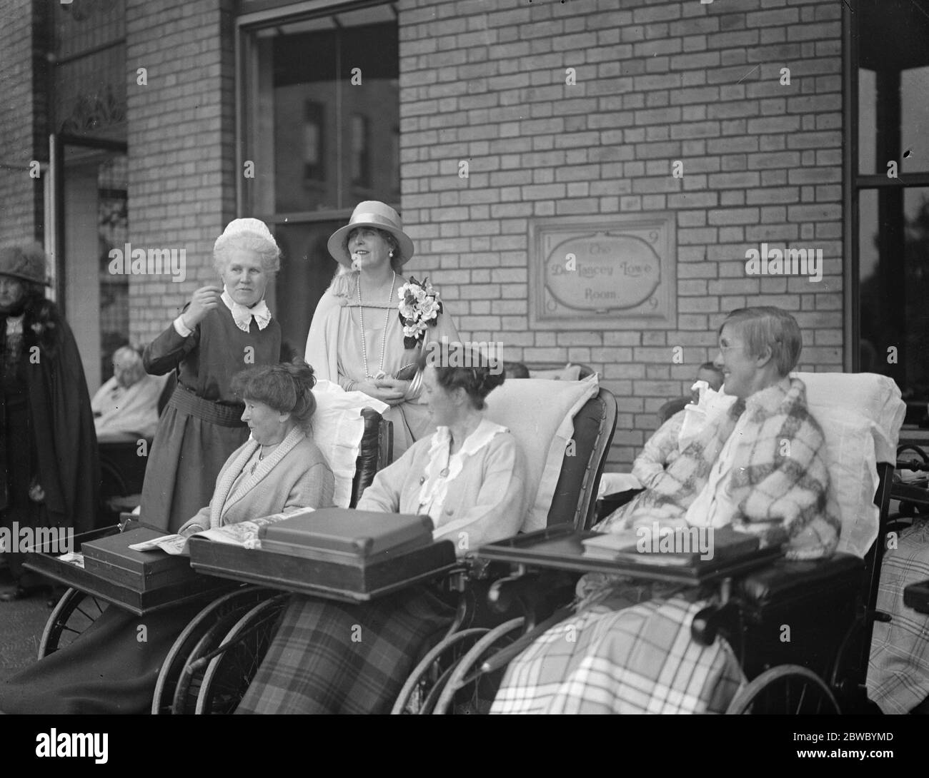 Regina di Romania visita l'ospedale reale e casa per incurabili a Putney la regina con alcuni dei detenuti donna 2 giugno 1924 Foto Stock