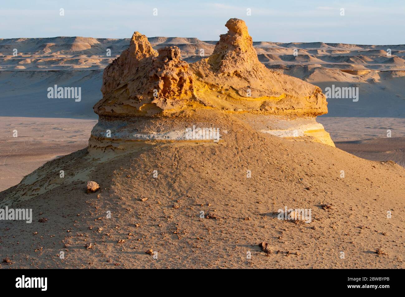 Le forme del deserto formate dall'erosione del vento a Wadi El Hitan, Valle dei fossili, nel deserto occidentale dell'Egitto Foto Stock
