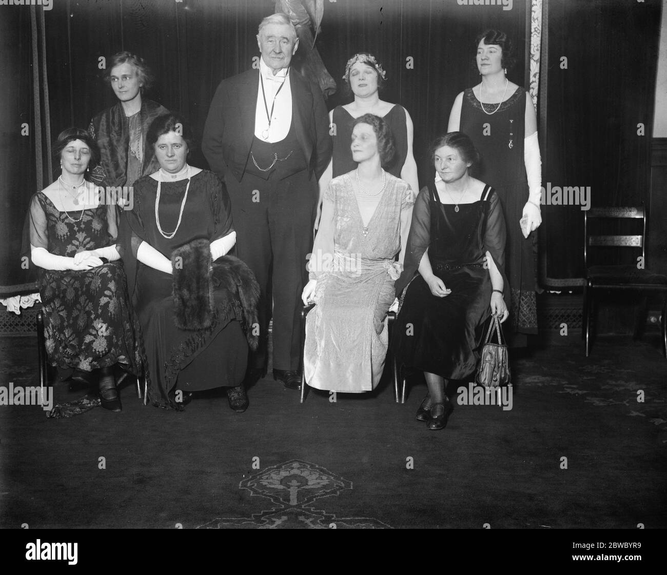 Storico raduno di donne parlamentari. - eletti al Parlamento alle elezioni generali del dicembre 1923 sette delle otto parlamentari sono state ospiti di una cena al ristorante Frascati . Da sinistra a destra: Sig.ra Jewson, MP, T. P o'Connor, sig.ra Philipson, MP, Lady Terrington, MP. Seduti : la Duchessa di Atollo , MP , la signora Wintringham , MP , la signora Astor , MP , la signorina Margaret Bondfield , MP . 10 gennaio 1924 Foto Stock