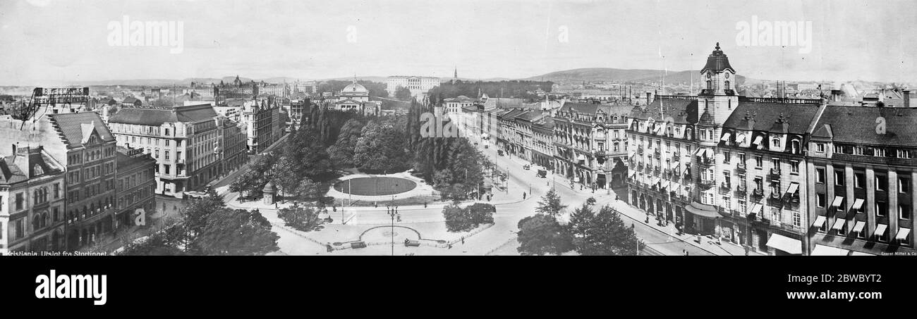 Il capitale ottiene il suo vecchio nome indietro . Dal 1 gennaio la capitale della Norvegia sarà chiamata Oslo . Il nome fino ad oggi utilizzato , Christiania , ha solo trecento anni , mentre il nome originale Oslo le fu dato più di 900 anni fa, quando la città fu fondata dal re Herald Haardraade . Una vista sulla strada principale di Oslo , il viale Karl Johan con il Palazzo reale sullo sfondo. 1 gennaio 1925 Foto Stock