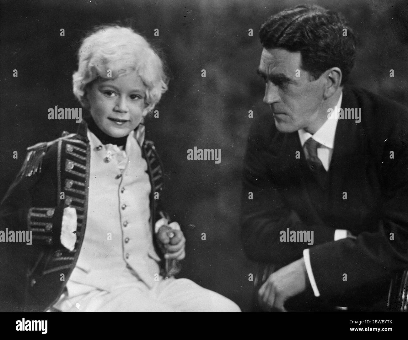 Nelson : The Man , l'ultimo libro di Corbett Smith , scritto e dedicato a suo figlio . Corbett Smith con suo figlio come il piccolo Ammiraglio . 15 gennaio 1927 Foto Stock