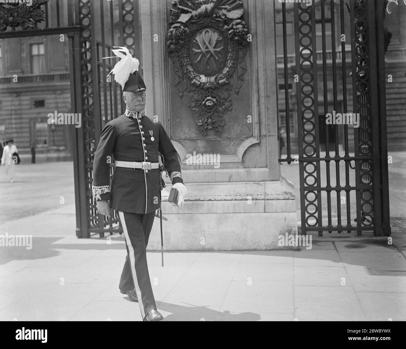 Il re detiene un'investitura dell'Ordine di San Giovanni a Buckingham Palace . Sir Henry Imbert Terry in partenza. 24 giugno 1924 Foto Stock