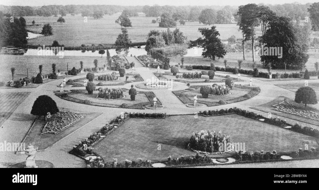 Carriere agricole per gli uomini universitari : l'università australiana di formazione delle aziende agricole sarà aperta a Lynford Hall , Norfolk . I giardini , il lago e il parco , guardando a sud di Lynford . 15 giugno 1925 Foto Stock