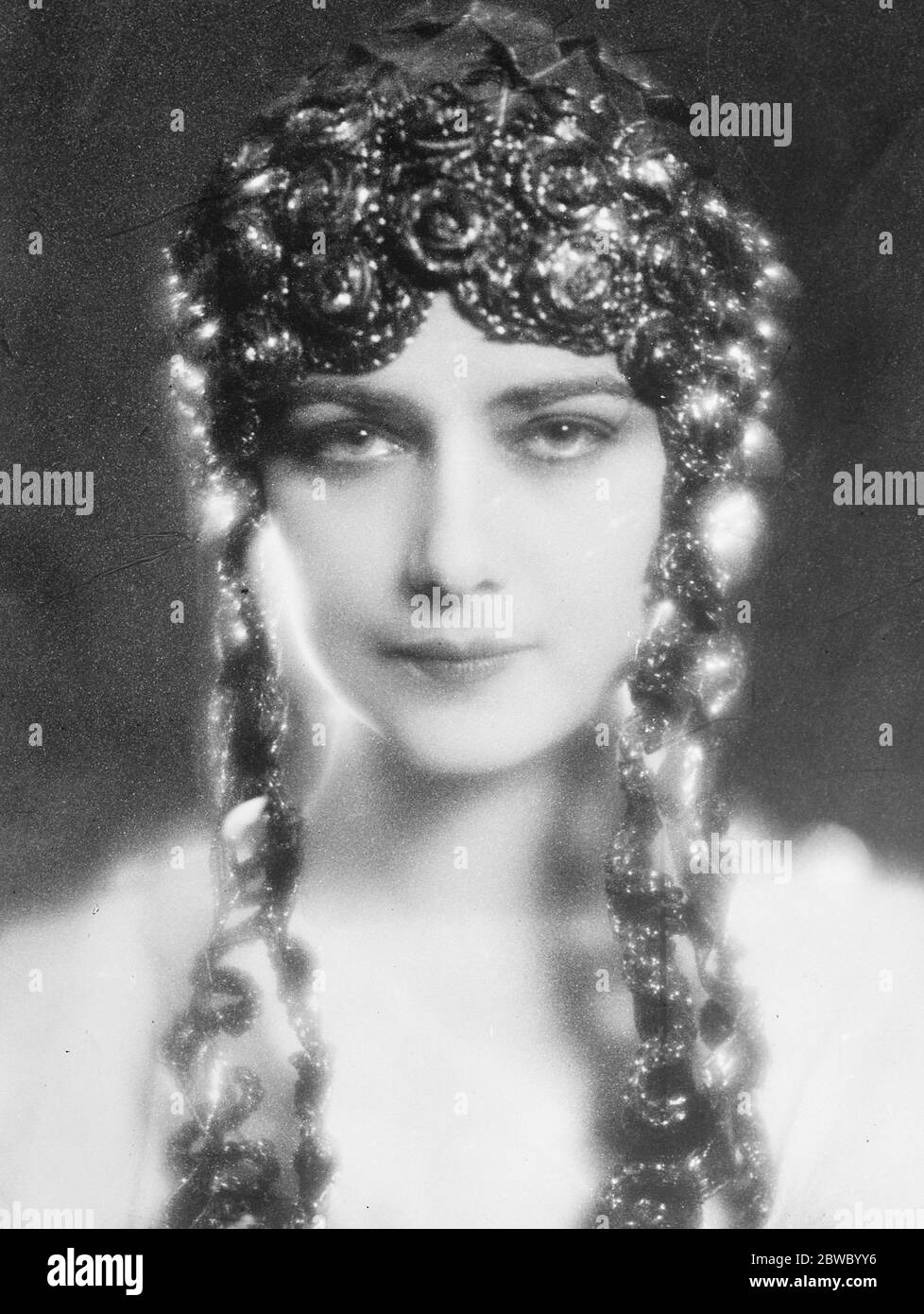 Famoso vestito elettrico della testa del ballerino. Mme Sakharoff , la ballerina più famosa del Continente , che ha progettato un abito da testa più meraviglioso di seta e oro in cui sono nascoste piccole lampadine elettriche di tonalità diverse , gettando così il suo volto in forte sollievo nella semitombra in cui danzava . 4 settembre 1925 Foto Stock