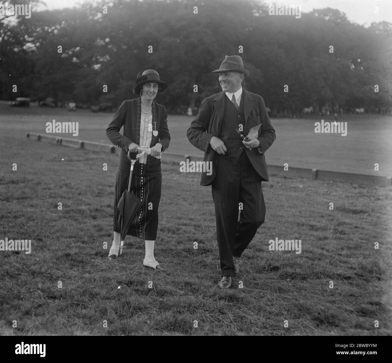 Settimana di polo al Cowdray Park , Midhurst . Hon Harold e l'Hon, la signora Harold Pearson . 30 luglio 1924 Foto Stock