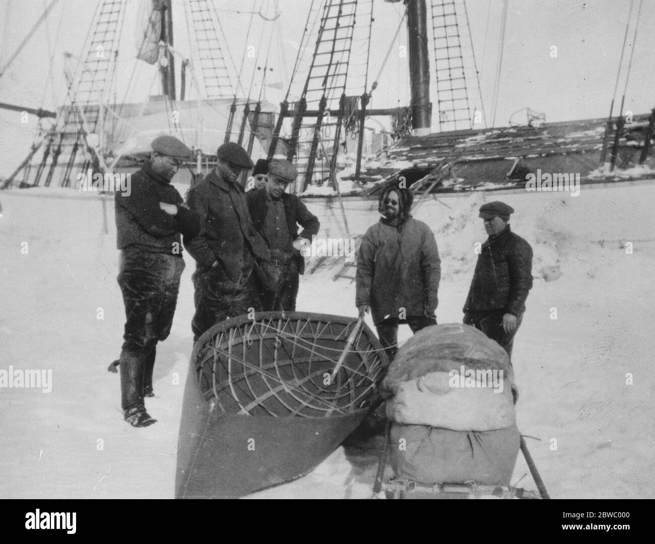 Ardito tentativo di navigare attraverso il mare polare . Impotente bloccato in ghiaccio per ventiquattro mesi . In caso di emergenza . Tre slitte con le attrezzature necessarie per 40 giorni , erano sempre pronte sul ponte e, in situazioni critiche , venivano portate giù il ghiaccio . Sulla slitta mostrata nella foto la barca di tela , che si trova usualmente in chiglia sulla sommità , è rivolta verso il basso per mostrare la costruzione . 'Spedizione mad' 1 gennaio 1926 Foto Stock