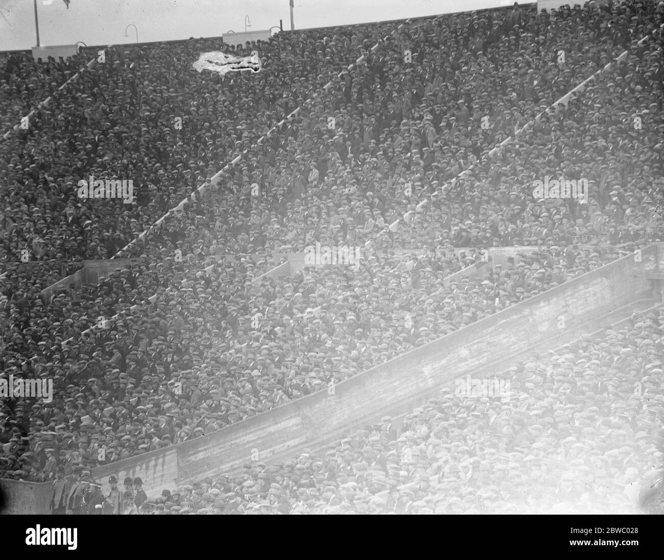 La finale della coppa inglese a Wembley Newcastle United sconfigge Aston Villa , parte della folla 26 aprile 1924 Foto Stock