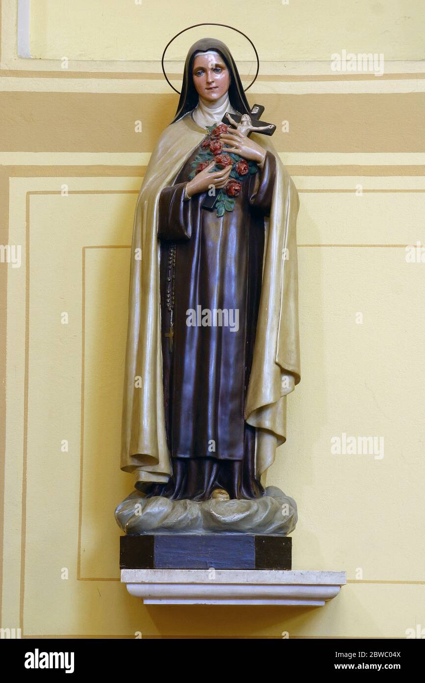 Statua di Santa Teresa di Lisieux nella Chiesa dell'Assunzione a Stenjevec, Zagabria, Croazia Foto Stock