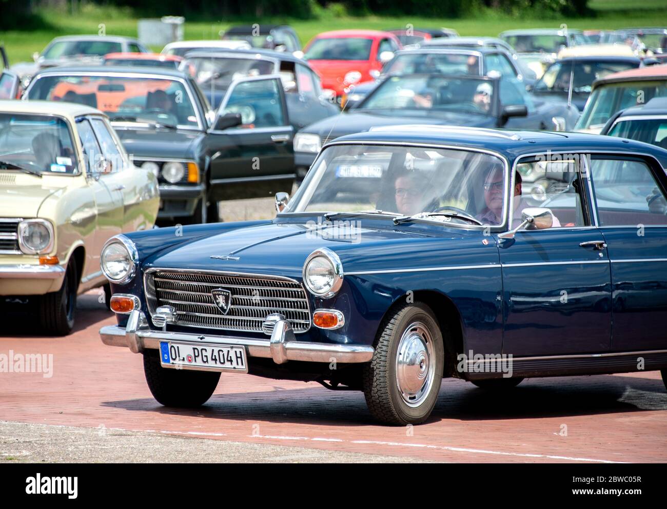 Hude, Germania. 31 maggio 2020. Le auto d'epoca sono parcheggiate presso un cinema drive-in in in un parcheggio nel quartiere Wüsting. Diverse centinaia di persone nei loro vecchi, giovani e automobili classiche americane hanno partecipato all'evento nel quartiere di Oldenburg. I fan delle auto classiche hanno guardato il film 'le Mans 66 - contro tutte le probabilità' in circa 200 auto storiche. Credit: Hauke-Christian Dittrich/dpa/Alamy Live News Foto Stock