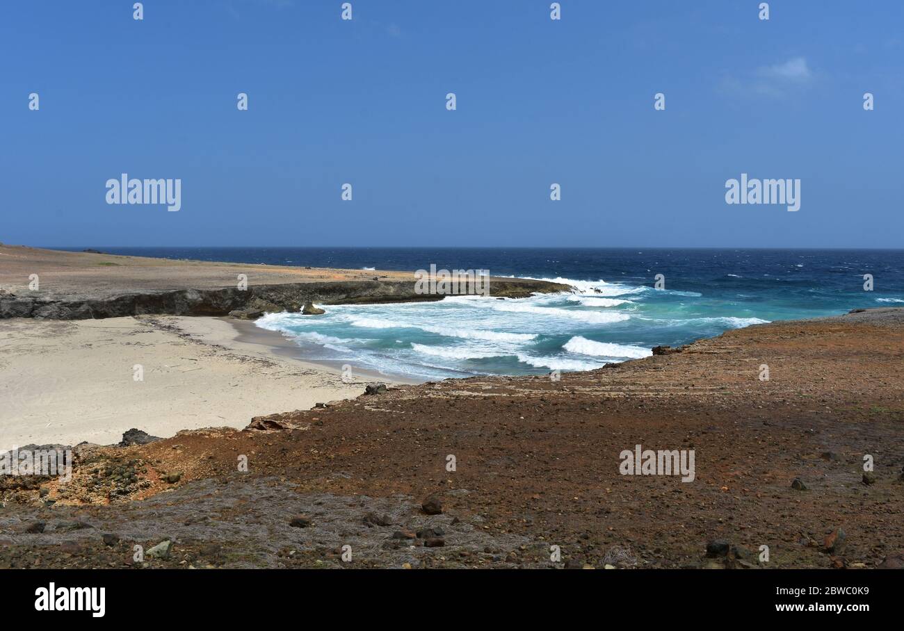 Spiaggia panoramica e remota sul retro di Aruba. Foto Stock