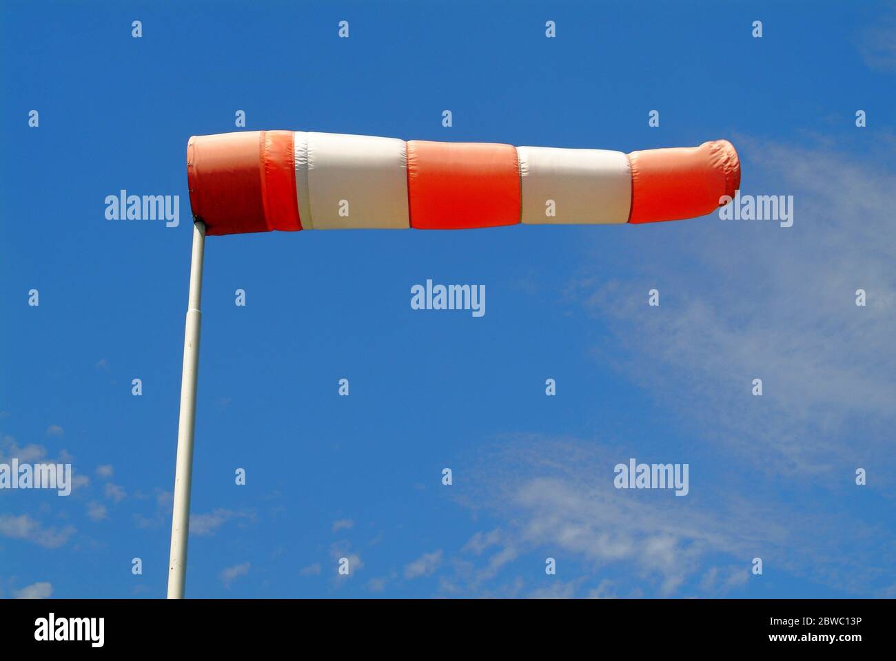 Windsack an der Autobahn vor blauen Himmel, Windwarnung, Seitenwind, Foto Stock