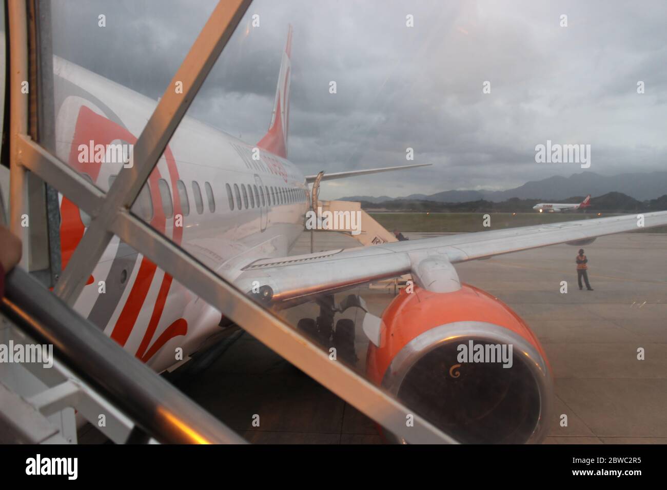 Brasile, Aeroporto Internazionale di Florianópolis – Hercílio Luz – Novembre 17,2013 Vista laterale dell'aereo di Gol dalle scale di imbarco all'aeroporto del brasile Foto Stock