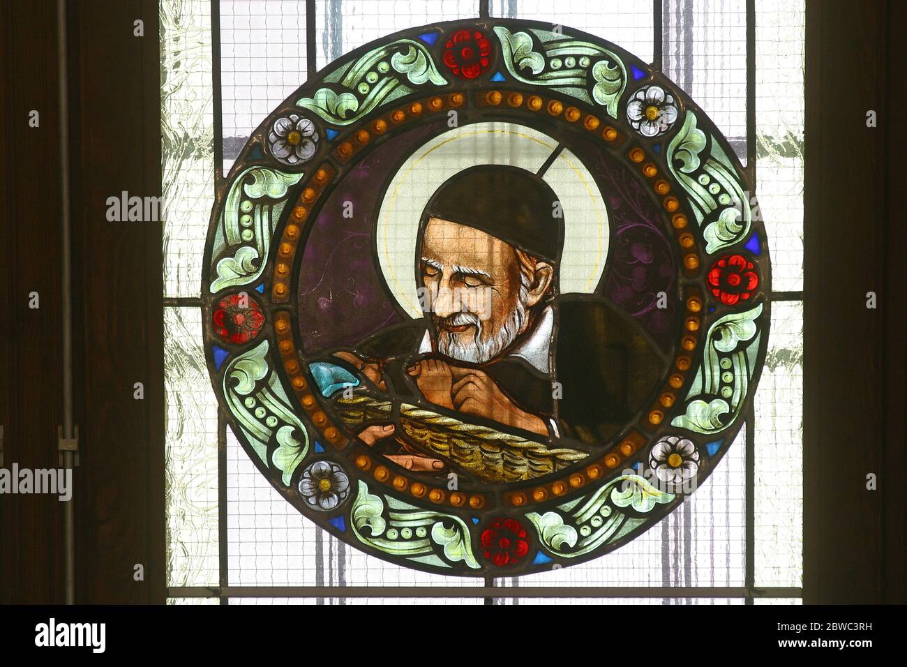 San Vincenzo de' Paoli, vetrata della Basilica di nostra Signora di Bistrica a Marija Bistrica, Croazia Foto Stock